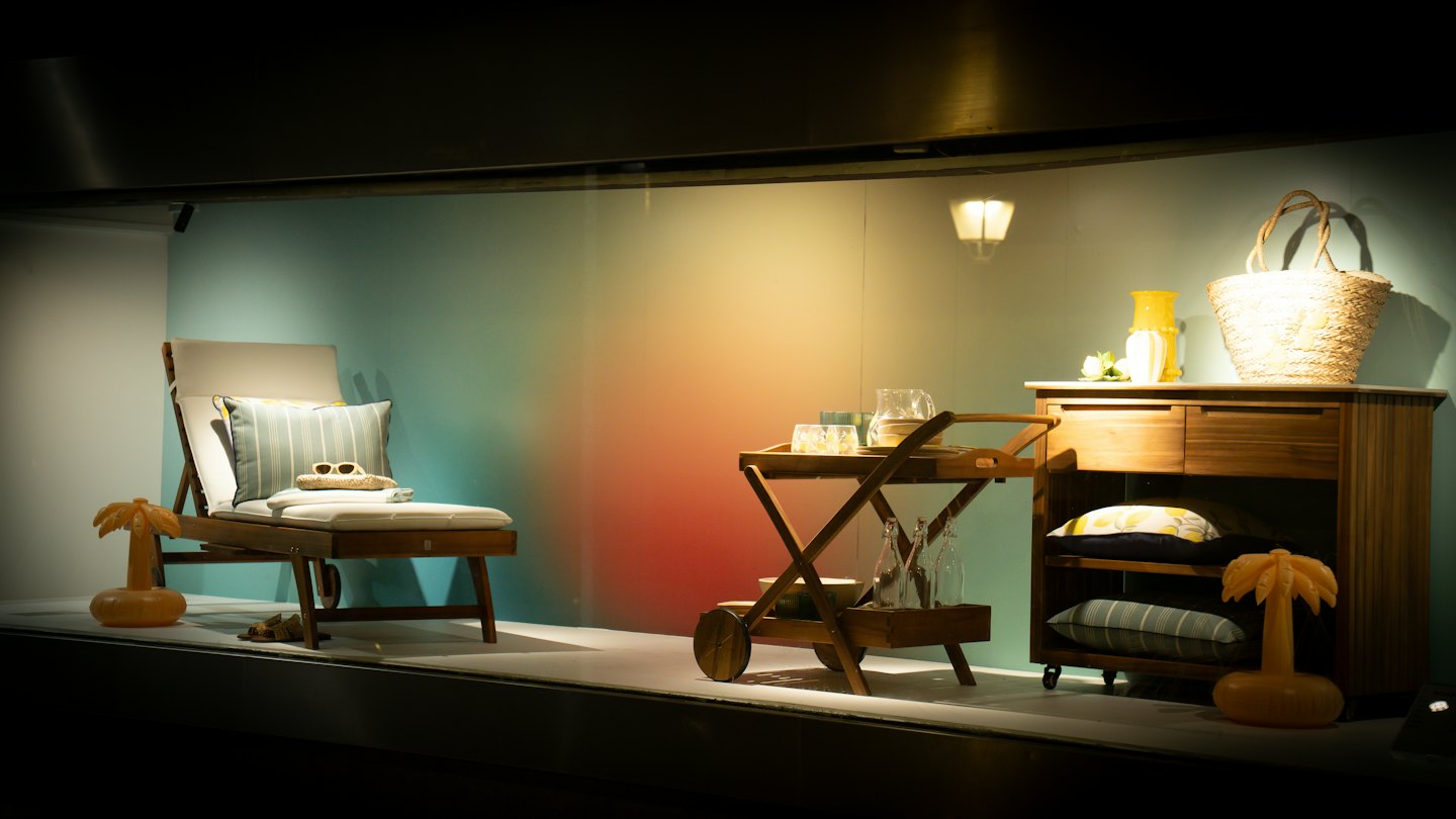 Set di mobili da giardino con poltrona e carrello bar.