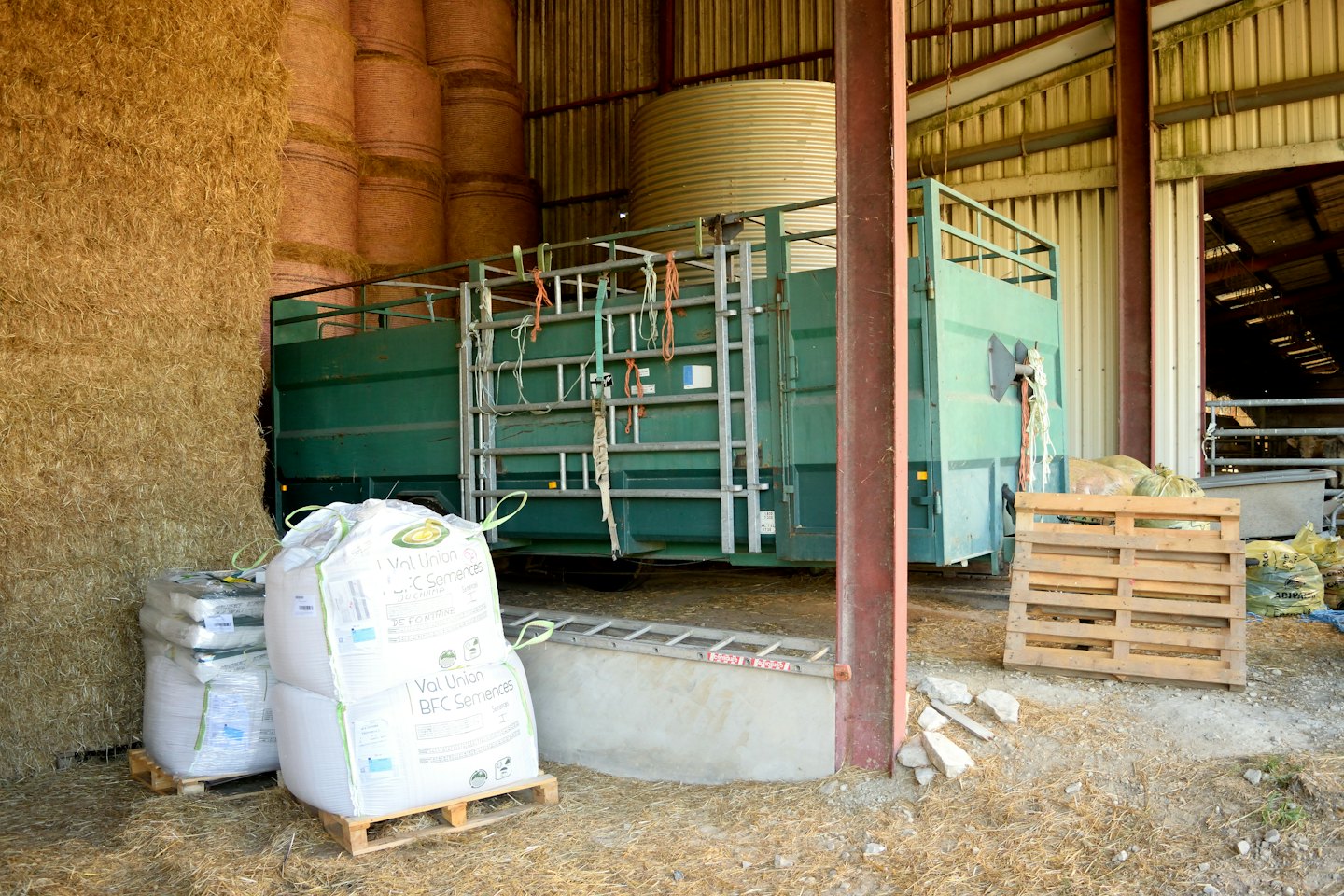 Balle di fieno e forniture agricole all'interno di un fienile.